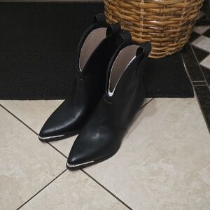 Universal Thread Pointed Toe W/Silver Detail Ankle Booties Black Size 7.5 NWT